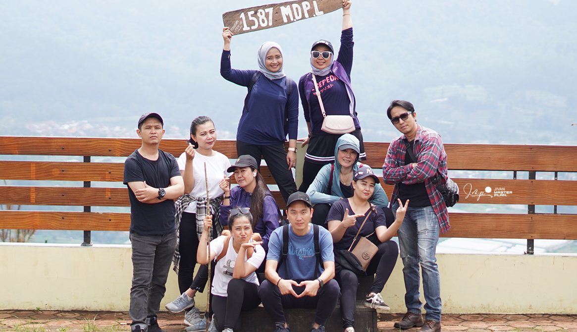 Hiking Puncak Gunung Putri Lembang dan Sejarah Bungker Belanda